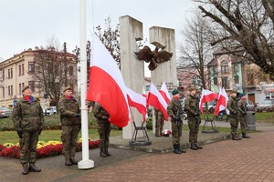 Żołnierze podczas warty honorowej na dębickim Rynku