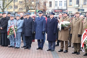 Przedstawiciel służb mundurowych podczas uroczystości na dębickim Rynku
