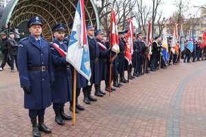 Policjanci wraz ze sztandarem podczas uroczystości na dębickim Rynku
