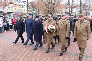 Przedstawiciel służb mundurowych podczas składania kwiatów