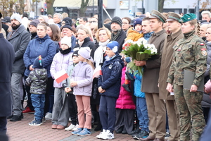 Mieszkańcy miasta i powiatu podczas uroczystości na dębickim Rynku