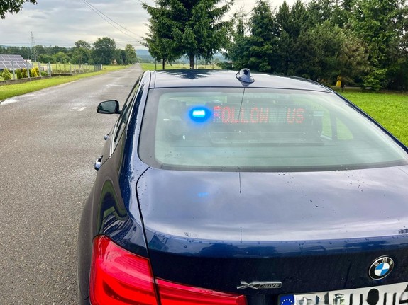 Policyjny nieoznakowany radiowóz