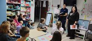 Dzielnicowa podczas spotkania z dziećmi