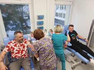 Funkcjonariusze Policji podczas oddawania krwi