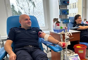 Policjanci podczas oddawania krwi