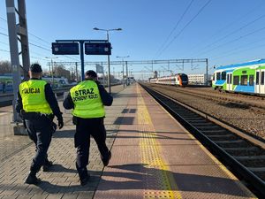 Policjant wraz z funkcjonariuszem SOK podczas patrolu dworca