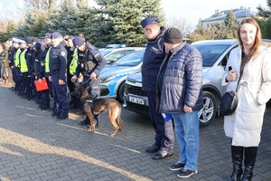 Zastępca Komendanta Powiatowego Policji w Dębicy kom. Grzegorz Wrona oraz policjanci biorący udział w ćwiczeniach