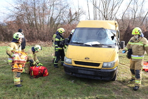 Strażacy podczas podjęcia działań z pojazdem który uległ wypadkowi