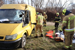 Strażacy podczas podjęcia działań z pojazdem który uległ wypadkowi