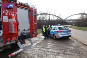 Policjanci RD docierają na miejsce wypadku
