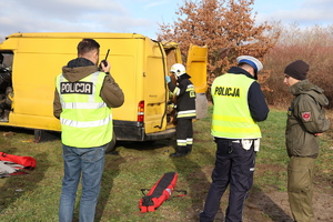 Policjanci realizują działania na miejscu zdarzenia