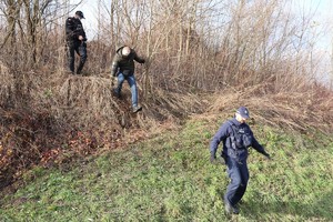 Policjanci prewencji oraz kryminalni podczas penetracji okolicznego terenu