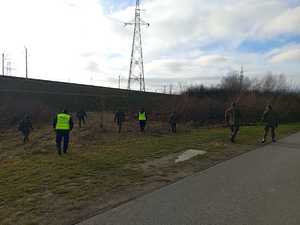 Służby mundurowe podczas poszukiwań zbiegłego kierowcy