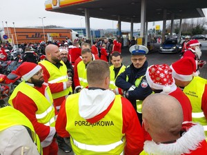 Organizatorzy wraz z policjantami ustalają zasady przejazdu