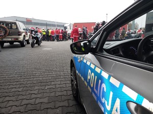Policjant w radiowozie oczekujący na przejazd motocyklistów