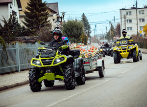 Motocykliści przewożą upominki dla dzieci