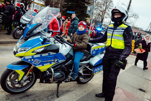 Policjant i chłopiec na policyjnym motocyklu