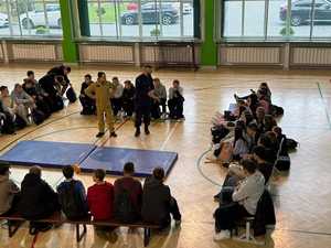 Uczestnicy szkolenia obecni na hali sportowej