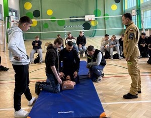 Dzielnicowy podczas szkolenia z udzielania pierwszej pomocy przedmedycznej