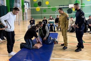 Młodzież podczas ćwiczeń