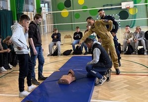 Dzielnicowy podczas szkolenia z udzielania pierwszej pomocy przedmedycznej