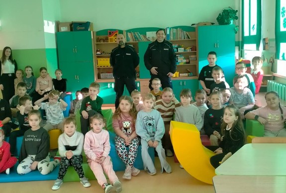 Dzielnicowi z Brzeźnicy wraz z uczestnikami spotkania.