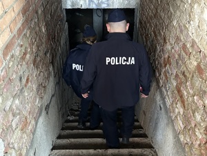 Policjanci podczas kontroli pustostanów
