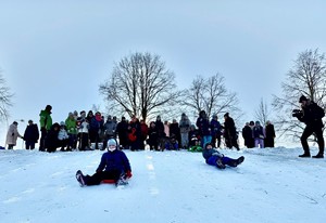 Policjanci podczas spotkania na górce saneczkowej