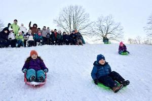 Policjanci podczas spotkania na górce saneczkowej