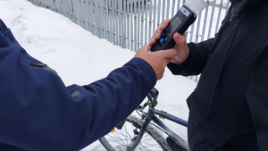 Policjant podczas badania stanu trzeźwości rowerzysty