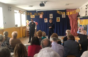 Policjantki podczas spotkania z seniorami