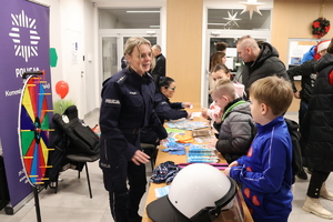 Policjanci podczas prowadzenia konkursu