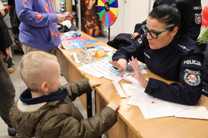 Policjantka rozmawia z chłopcem o bezpieczeństwie
