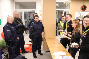 Wolontariusze z poczęstunkiem dla policjantów