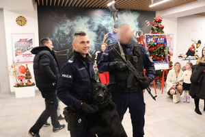 Przewodnik psa oraz policjant pionu kryminalnego