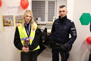 Przewodnik psa z wolontariuszką