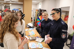 Policjantki prowadzą rozmowę z młodzieżą