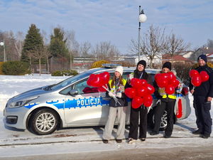 Policjant podczas kwestowania z wolontariuszami