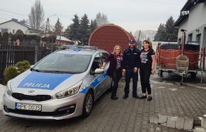 Policjant wraz z wolontariuszkami WOŚP