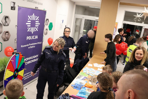 Policjanci podczas prowadzenia konkursu