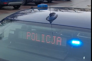 Policyjny radiowóz na sygnałach