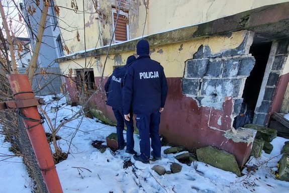 Dzielnicowi podczas kontroli miejsc w których mogą przebywać bezdomne osoby