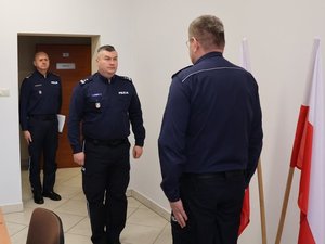 Zastępca Komendanta Wojewódzkiego Policji w Rzeszowie przyjmuje meldunek od Zastępcy Komendanta Powiatowego Policji w Dębicy