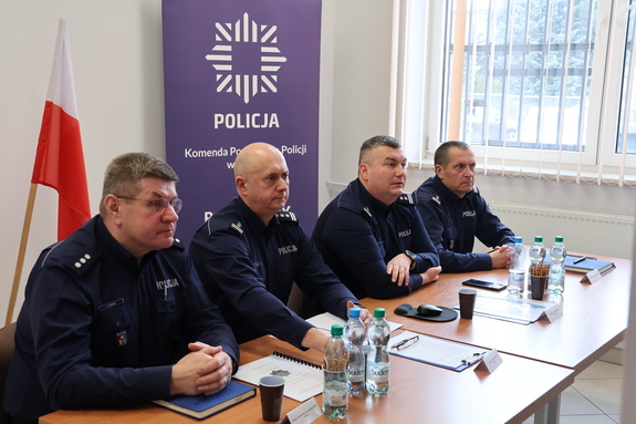 Zastępca Komendanta Wojewódzkiego Policji w Rzeszowie oraz Komendanci Komendy Powiatowej Policji w Dębicy podczas odprawy