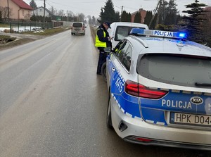 Policjant podczas kontroli kierującego posiadającego sądowy zakaz kierowania pojazdami mechanicznymi