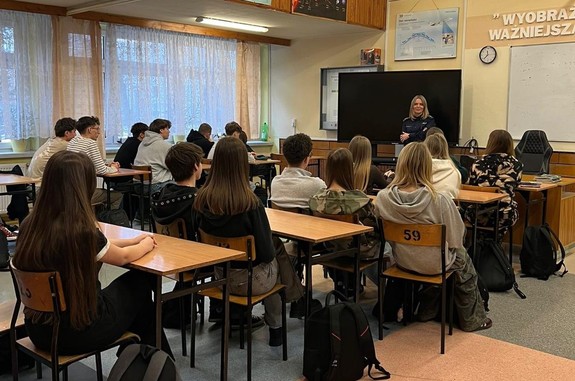 Policjantka podczas warsztatów z młodzieżą