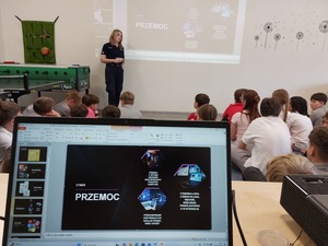 Prowadzący spotkanie oraz uczestnicząca w nim młodzież