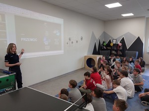 Prowadzący spotkanie oraz uczestnicząca w nim młodzież