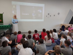 Prowadzący spotkanie oraz uczestnicząca w nim młodzież