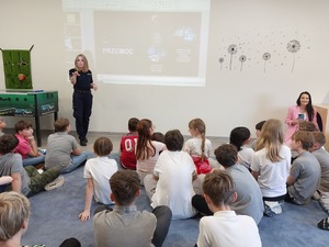 Prowadzący spotkanie oraz uczestnicząca w nim młodzież